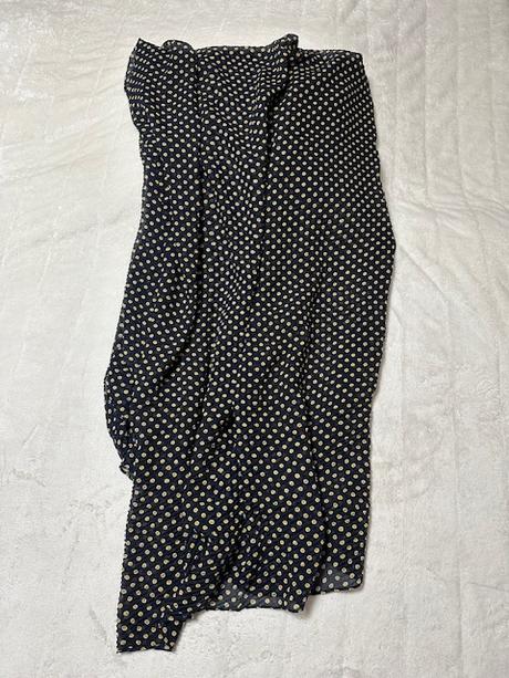 Tmavomodrá plisovaná šatka s horčicovými bodkami,