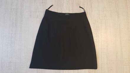 Kratka cierna sukna, s