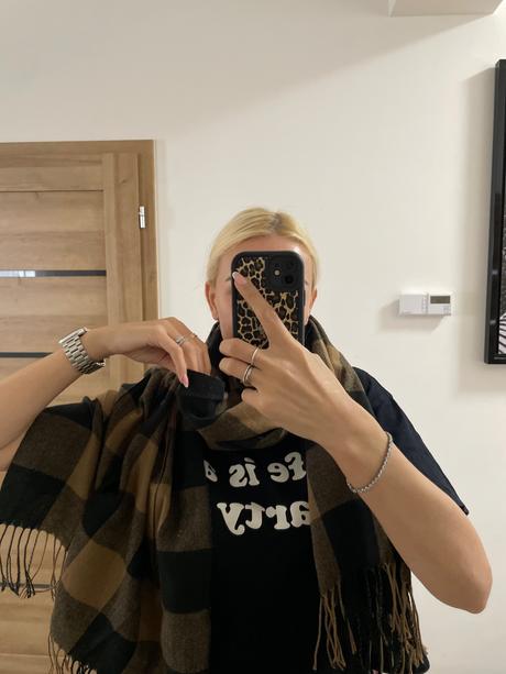 Tenší hnedočierný šál, 