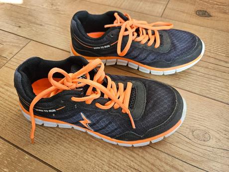 Tenisky born to run, 35