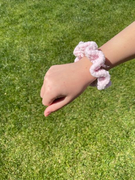 Predám ručne uháčkované farebné scrunchies, 