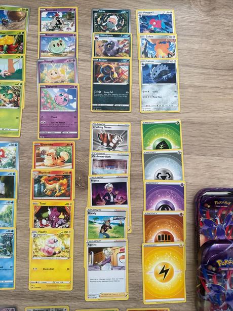 Balík 50 pokémom kariet + kovová tinka, 