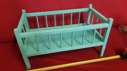 Predám drevenú postieľku pre bábiku, tyrkysova., šírka (cm): 30,dĺžka (cm): 30