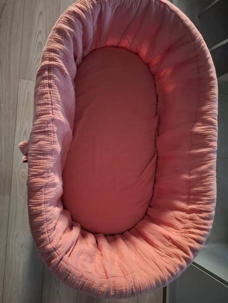 Prútená postieľka na kolieskach, 