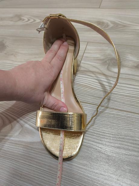 Zlaté sandálky, 39