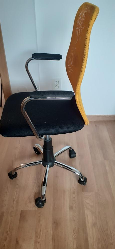 Žltá stolička na kolieskach do detskej izby, 