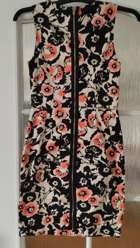 Elegantné elastické šaty apricot, s