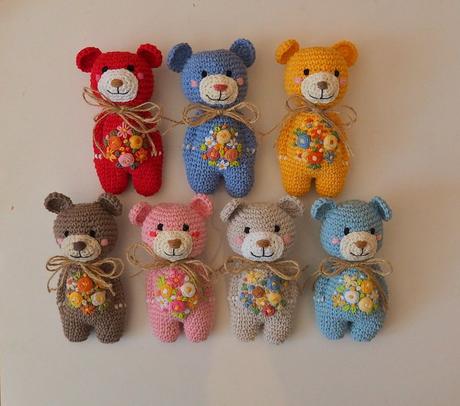 Macko s vyšívanými kvietkami 14cm - rôzne farby, 