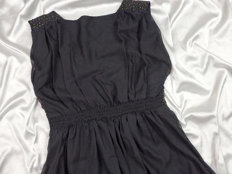 Kvalitné čierne šaty, s