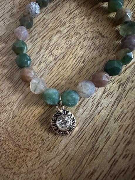 Náramok indický achát s príveskom guess jeans,