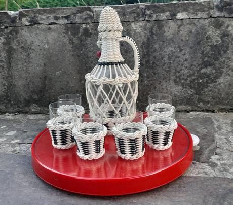 Retro vypletaná fľaša+poháriky,