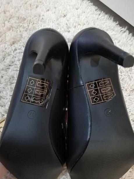 Čierne lodičky, 37