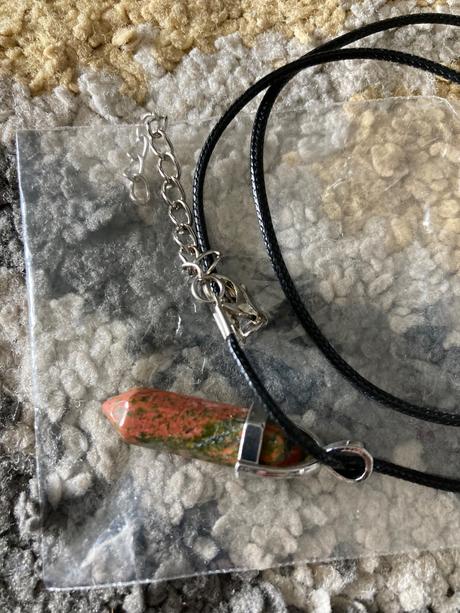 Náhrdelník s kryštáľom,