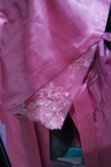 Satenovy zupan s cipkou na rukave, l