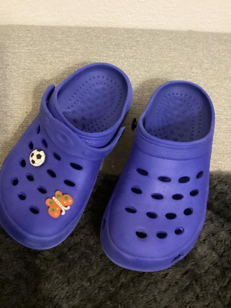 Modré crocs s  poškodením, 31