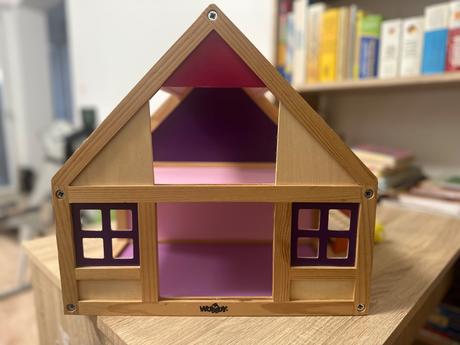 Zariadený drevený domček + 7 ks drevených bábik, 