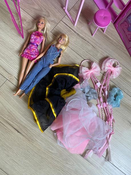 Barbie rozkladacia skrina s barbie a doplnkami,