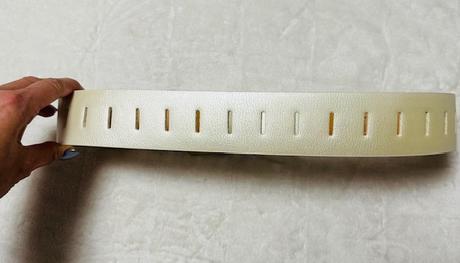 Krémový hrubý kožený opasok zn. guess originál, guess