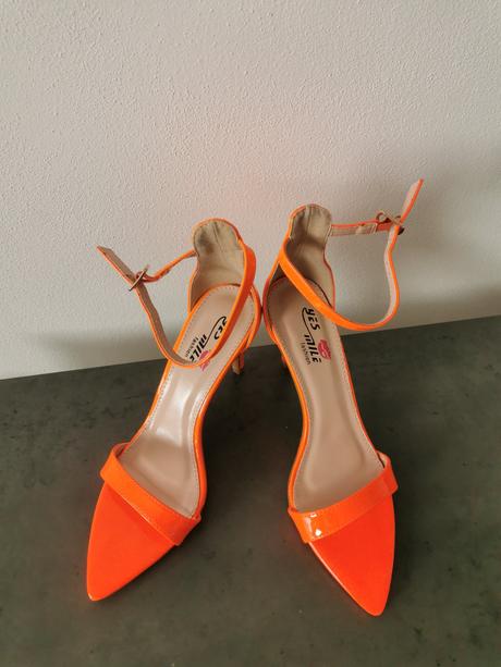 Neónovo oranžové sandále, 37