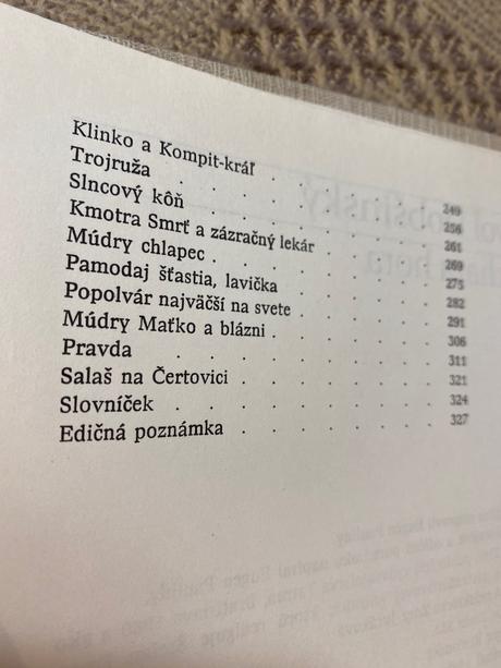 Krásna retro stará kniha rozprávok zakliata hora, 