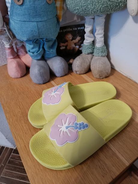 Šľapky s kvetinovým motívom reserved 32/33, reserved,32