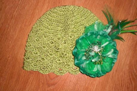 Háčkovaná čiapočka s kvetom, 104