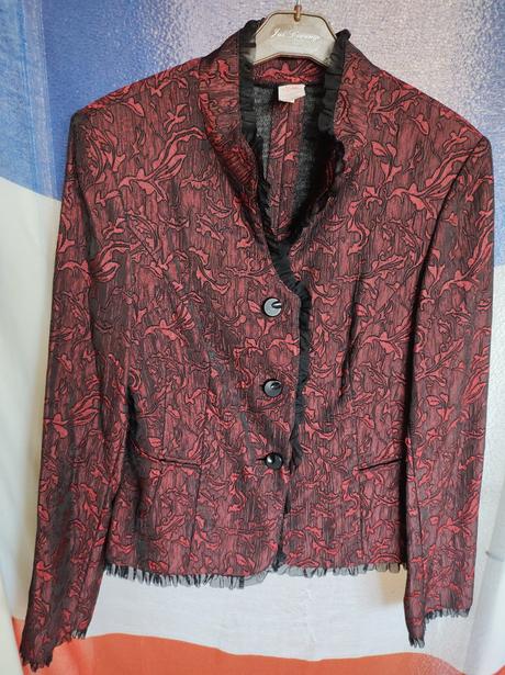 Karmínové sako, 40