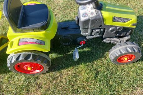 Šlapací traktor s vlečkou,