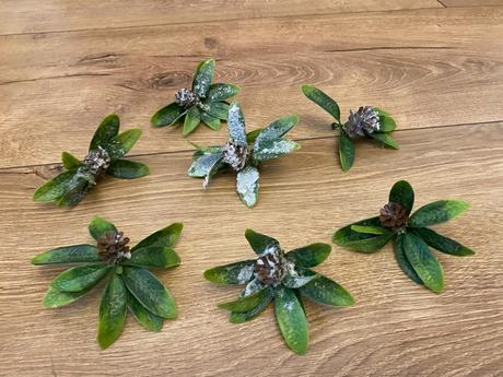 Lístočky zasnežené so šiškou 7 ks ( sada ), 