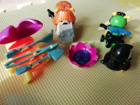 Figúrky z veľkých kinder vajíčok - cena spolu,