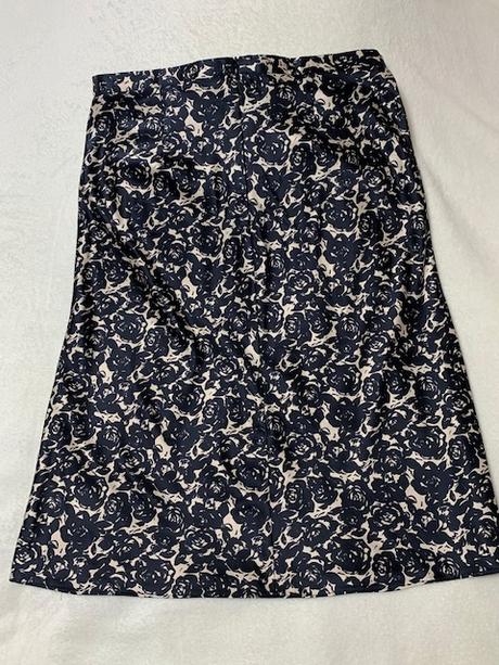 Tenká hodvábna sukňa so vzorom ruží zn. benetton, benetton,38