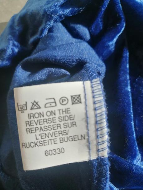 Zamatové modré šaty s riasením a kvetom vs, s