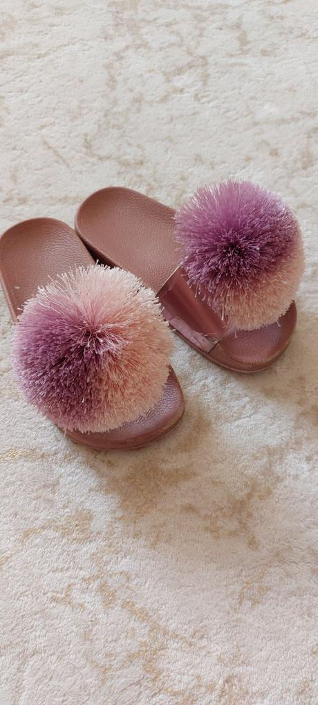 Šľapky s brmbolcekom, 25