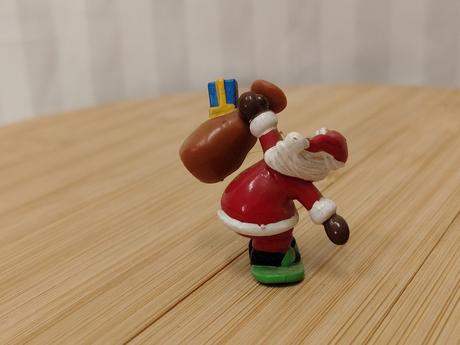 Zb vintage figúrka santa na snowboarde kinder ferr, 