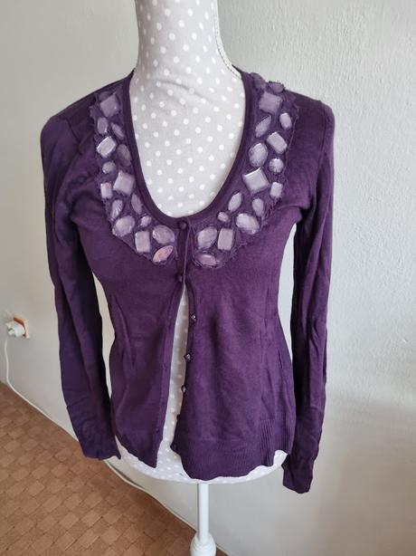 Fialový svetrík s kamienkami m, m