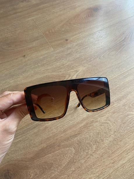 Mohutné slnečné okuliare,