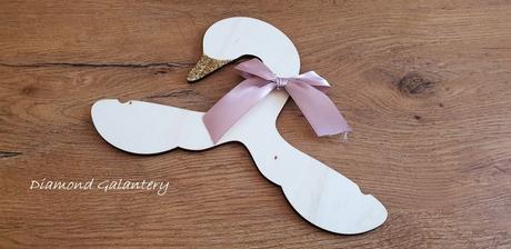 Ozdobný drevený vešiačik labuť, 