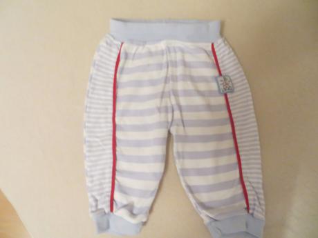 Bledomodré pásikavé tepláky, 74