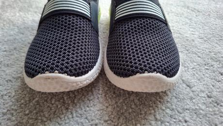 Tmavomodré našuchovacie tenisky, 31