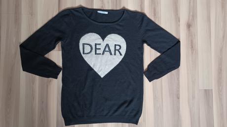 Sveter s nápisom a kamienkami, s