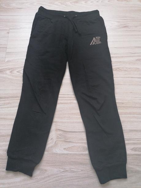 Čierne tepláky, 140