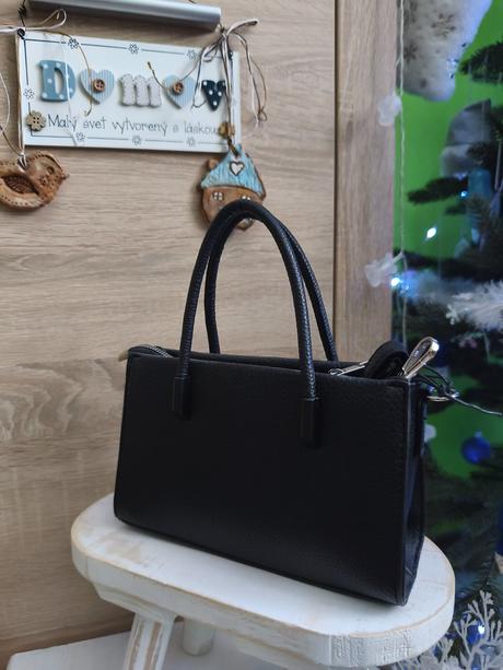 Malá čierna kabelka,