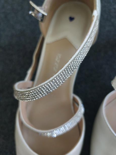 Slávnostné lodičky, 39