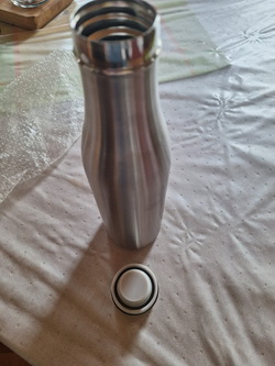 Kovová fľaša na pitie, 