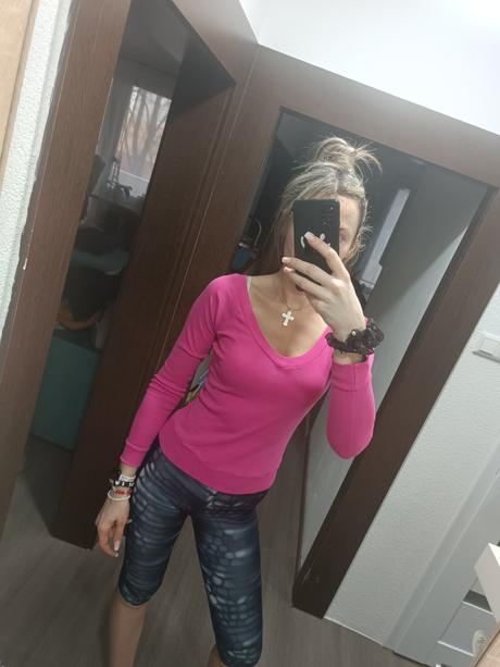 Ružový svetrík s výstrihom veľ. m, m