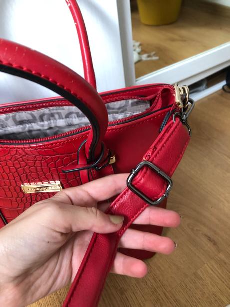 Červená kabelka, atmosphere