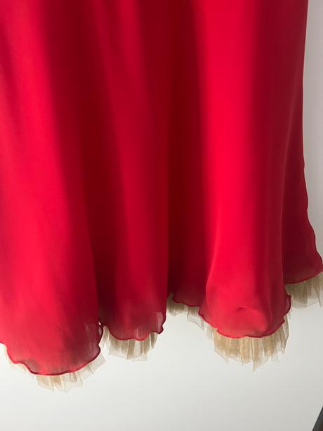 Červené šaty s holým chrbtom, 36