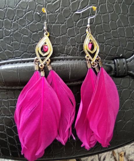 Ružové pierkové náušnice, 