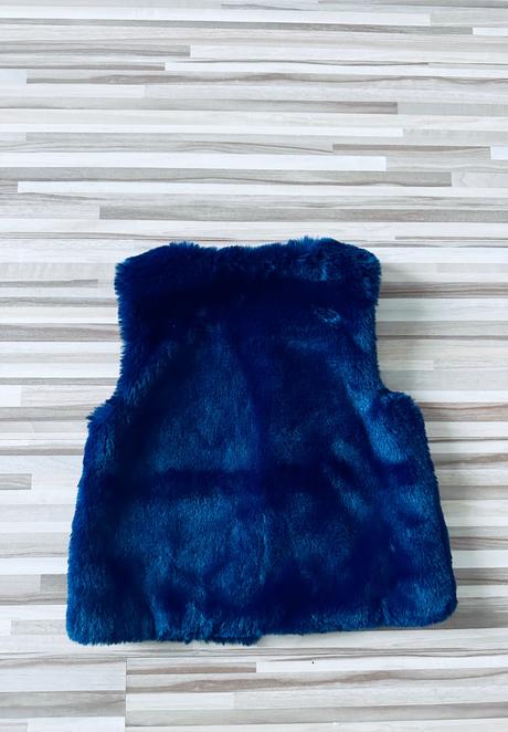 Krásna kožušinová vesta, 92