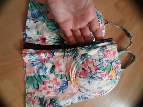Biely kvietkovaný crop top, s